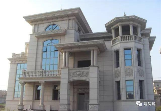 村长花30万建的三层别墅，村民都点赞