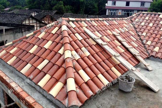 农村自建房，教施工队怎么做合格的坡屋顶，台风下暴雨再也不怕了