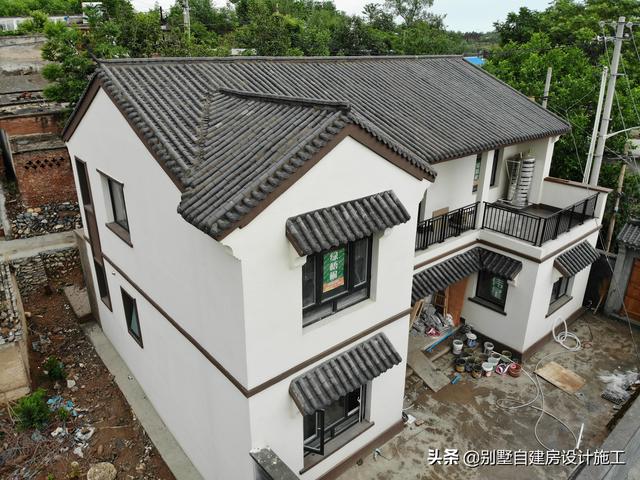 村里刚建好的新中式二层别墅，看看怎么样？