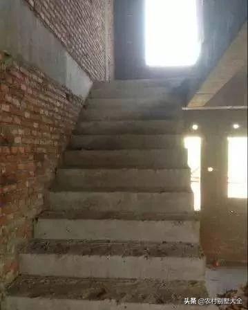 土壕豪掷180万盖三层别墅，挑高客厅豪华庭院，大家看看值不值？