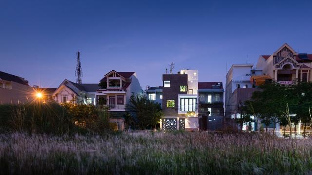 7x16米，沿街三层现代别墅，两侧不开窗，前庭后院，带实景图
