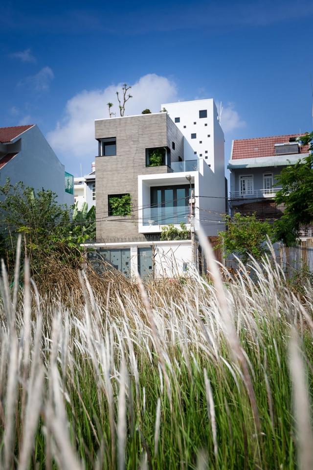 7x16米，沿街三层现代别墅，两侧不开窗，前庭后院，带实景图