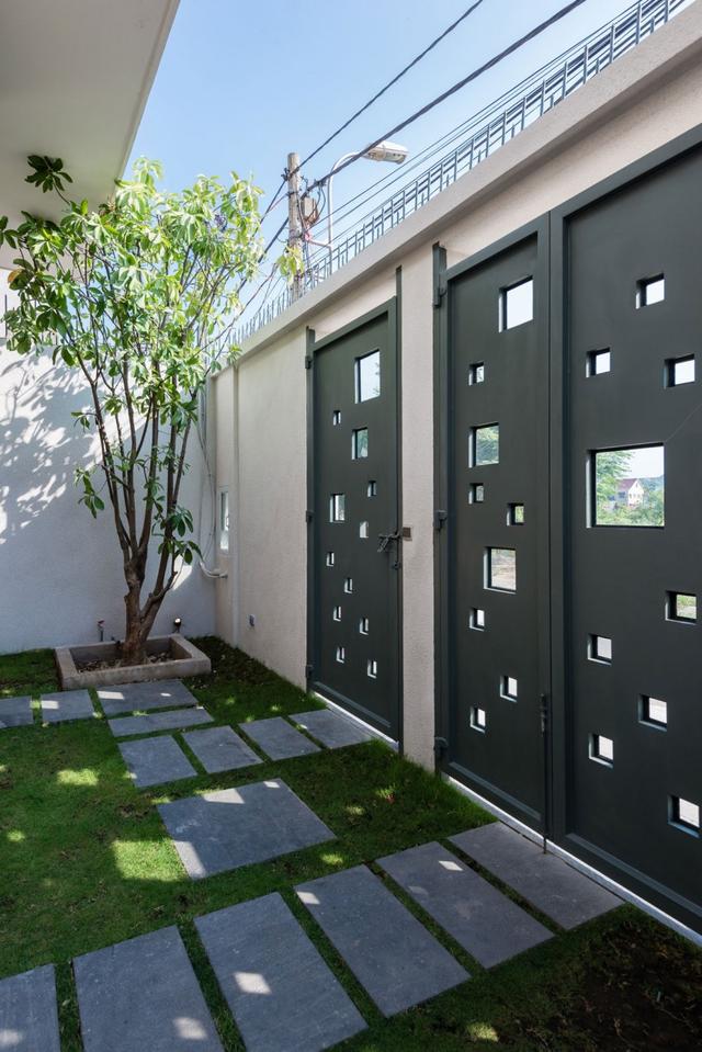 7x16米，沿街三层现代别墅，两侧不开窗，前庭后院，带实景图