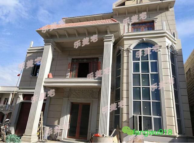 农村三层带车库自建别墅案例实拍图，离县城100公里，有小车