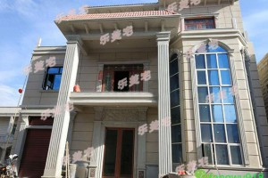 农村三层别墅案例实拍图，别墅设计独立车库，大家不错的选择。