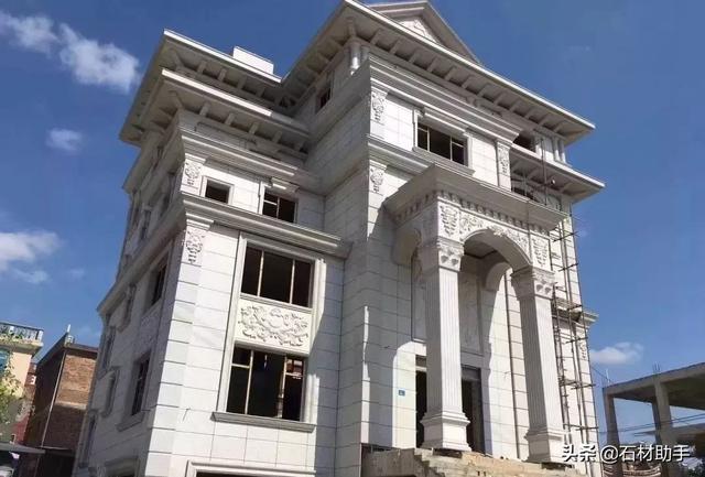 实拍农村自建别墅，石材已成标配，一座比一座豪华