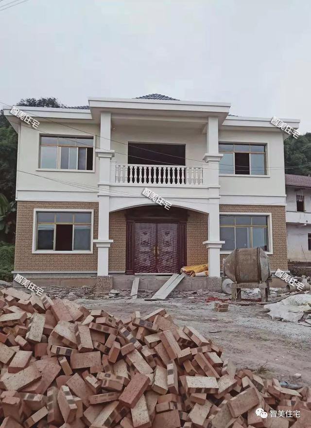 我家的别墅建好啦！两层毛坯加外装不到30万，邻里乡亲都来祝贺