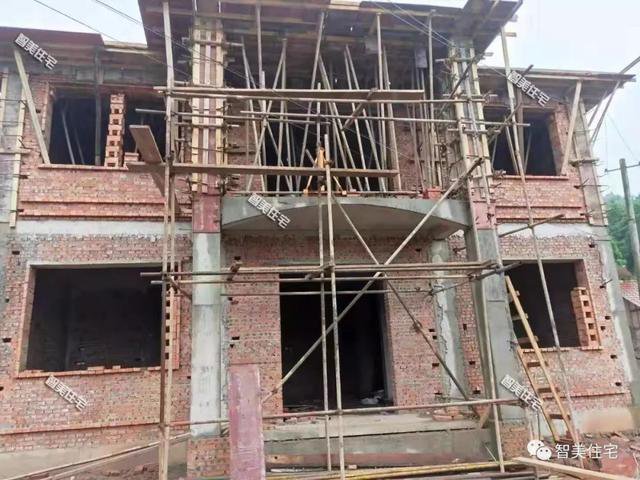 我家的别墅建好啦！两层毛坯加外装不到30万，邻里乡亲都来祝贺