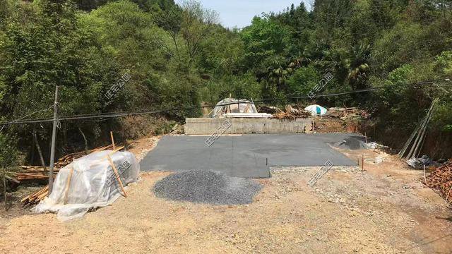 这栋农村别墅到底盖得有多好？光基础就花30吨水泥，惊艳十里八乡