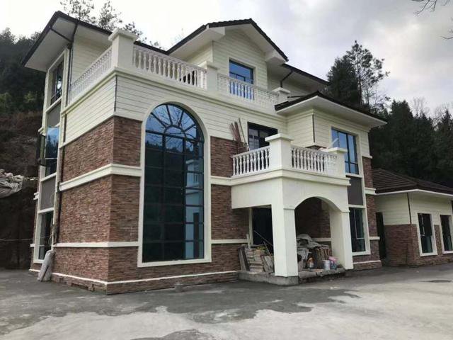 最近刚建成的10栋三层别墅，村里人都来围观，看了想拆了老家重建