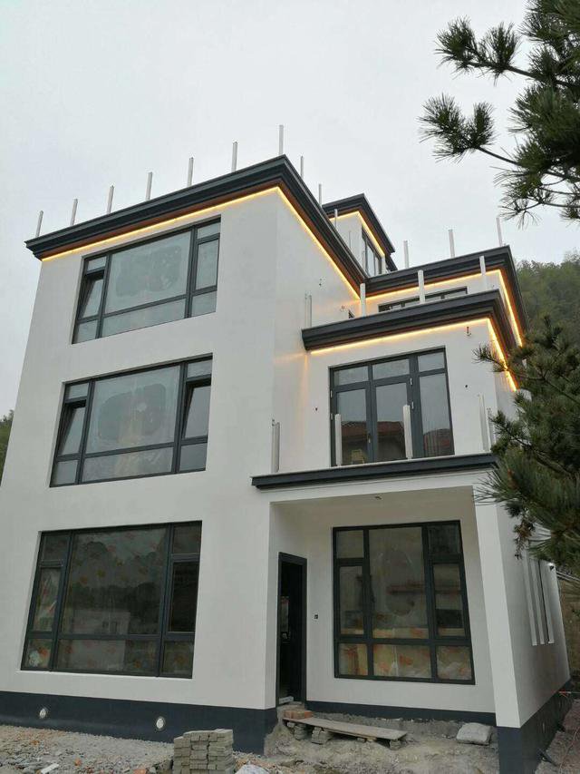 最近刚建成的10栋三层别墅，村里人都来围观，看了想拆了老家重建