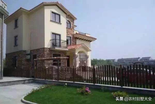土壕豪掷180万盖三层别墅，挑高客厅豪华庭院，大家看看值不值？